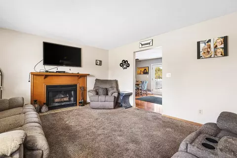 5592 Flatwillow Dr, Roscoe, IL 61073 photo 3