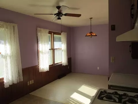 3279 W Knox Dr, Freeport, IL 61032 photo 8