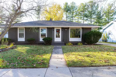 1220 Comanche Dr, Rockford, IL 61107