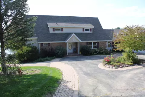 26-27 Westwood Ct, Lanark, IL 61046