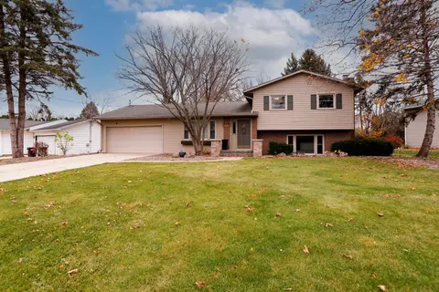 329 Park Crest Dr, Freeport, IL 61032