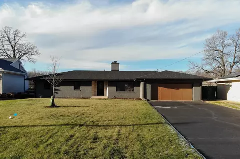 9512 Shore Dr, Machesney Park, IL 61115