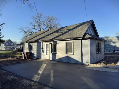 107 12 W Bluff St, Winnebago, IL 61088