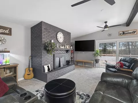 Living - 372 Orleans Dr, Lake Summerset, IL 61019 photo 2 of 6
