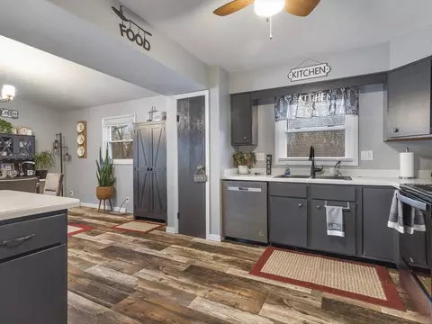 Kitchen - 372 Orleans Dr, Lake Summerset, IL 61019 photo 2 of 3