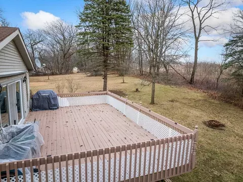 Exterior - 372 Orleans Dr, Lake Summerset, IL 61019 photo 5 of 9