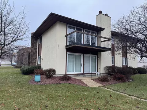1809 S Yellow Creek Dr, Freeport, IL 61032