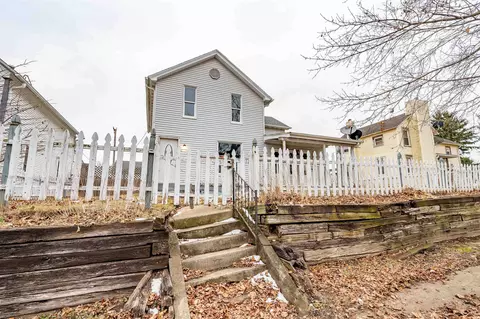 215 Main St, Leaf River, IL 61047