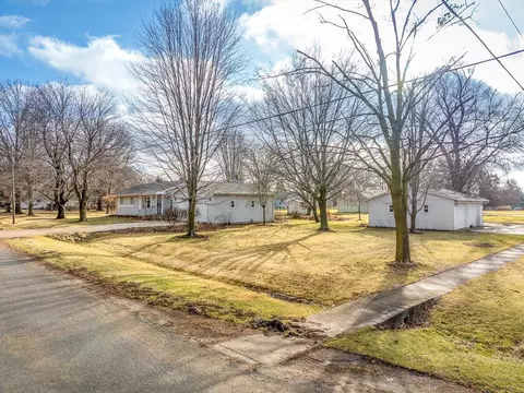 Exterior - 303 E Washington St, Durand, IL 61024 photo 6 of 8