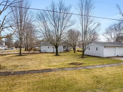 Exterior - 303 E Washington St, Durand, IL 61024 photo 2 of 8