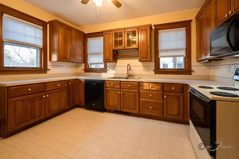 34 N Bailey Ave, Freeport, IL 61032 photo 13