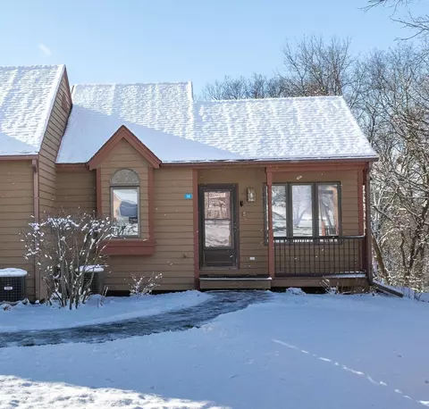 30 Oak Glen Dr, Galena, IL 61036