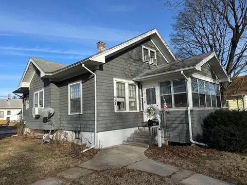 658 W Chestnut St, Freeport, IL 61032