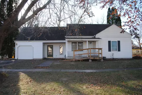 203 W Fourth St, Leaf River, IL 61047