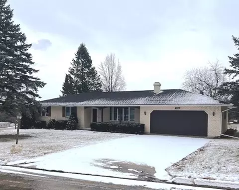 550 W Fairway Dr, Lena, IL 61048