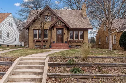 330 St Louis Ave, Rockford, IL 61104