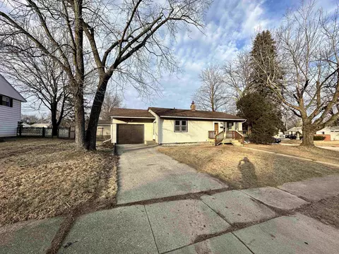 1400 Mark Dr, Freeport, IL 61032