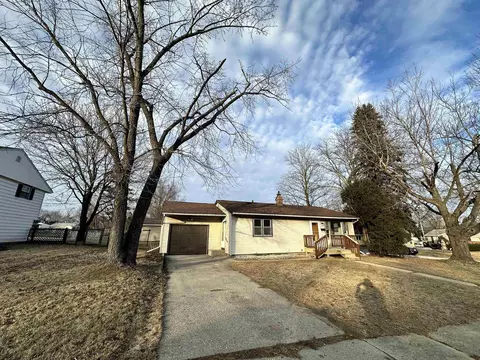 1400 Mark Dr, Freeport, IL 61032 photo 2