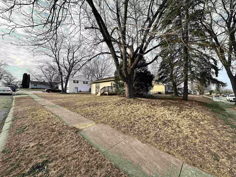 1400 Mark Dr, Freeport, IL 61032 photo 4