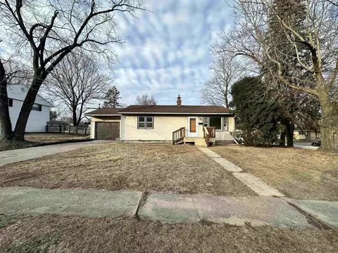 1400 Mark Dr, Freeport, IL 61032 photo 3