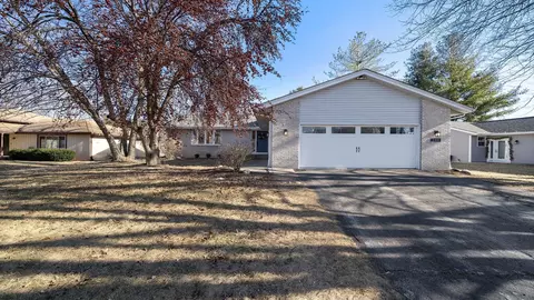 206 SW Gables Dr, Poplar Grove, IL 61065