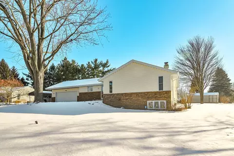 7575 Amy Ln, Roscoe, IL 61073 photo 2