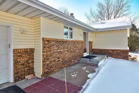 7575 Amy Ln, Roscoe, IL 61073 photo 3