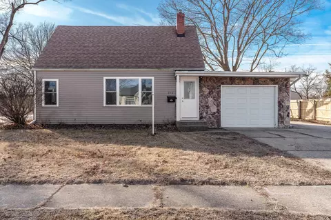 717 Renrose Ave, Loves Park, IL 61111