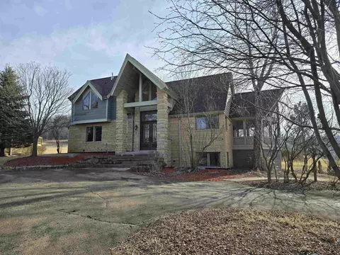 2 Wedgewood Dr, Galena, IL 61036