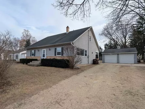 637 Youngs Ln, Freeport, IL 61032