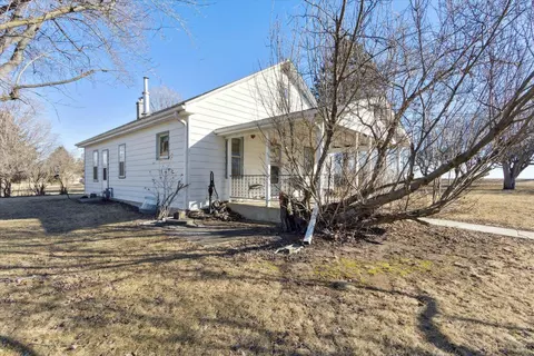 904 E Webb St, Davis, IL 61019