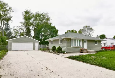 9611 Gary Dr, Machesney Park, IL 61115