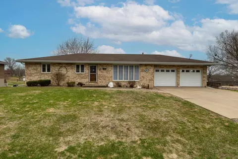 359 Highland Dr, East Dubuque, IL 61025