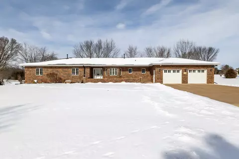 3 Rose Dr, East Dubuque, IL 61025