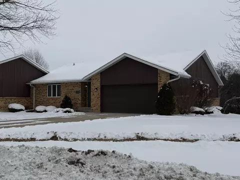 521 N Greenfield Dr, Freeport, IL 61032