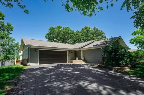 9904 Shore Dr, Machesney Park, IL 61115