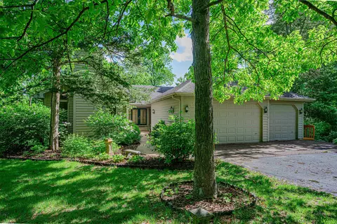 18 Colony Ln, Galena, IL 61036