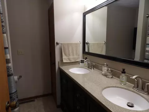 2902 Acorn Dr, Freeport, IL 61032 photo 13