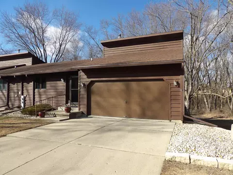 2902 Acorn Dr, Freeport, IL 61032