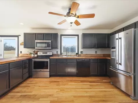 Kitchen - 91141 Melugins Grv, Compton, IL 61318 photo 3 of 5