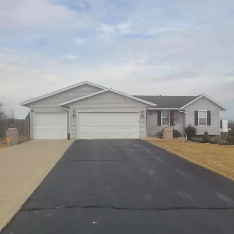 623 Ballymore Rd, Roscoe, IL 61073
