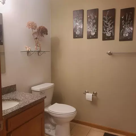Bath - 623 Ballymore Rd, Roscoe, IL 61073 photo 3 of 4