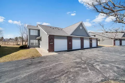 6425 Oak Crest Ln, Loves Park, IL 61111