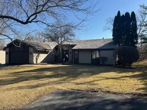 5450 Winding Creek Dr, Rockford, IL 61114
