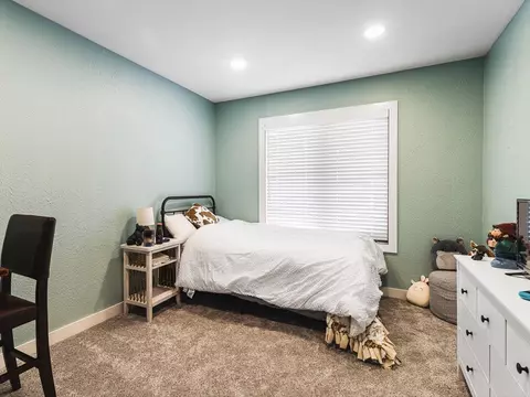 Bedroom - 44 Delburne Dr, Lake Summerset, IL 61019 photo 2 of 4