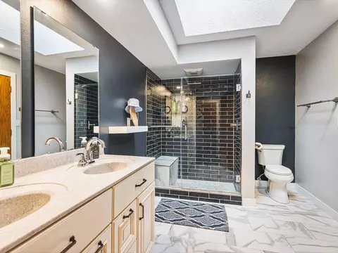 Bath - 44 Delburne Dr, Lake Summerset, IL 61019 photo 2 of 5