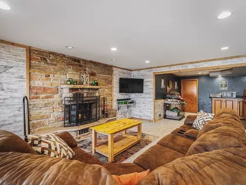Living - 44 Delburne Dr, Lake Summerset, IL 61019 photo 7 of 7