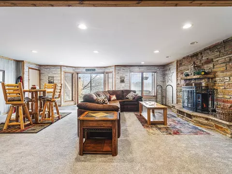Living - 44 Delburne Dr, Lake Summerset, IL 61019 photo 4 of 7