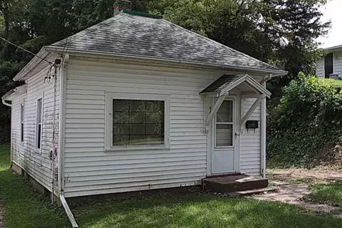 645 N Brewster Ave, Freeport, IL 61032