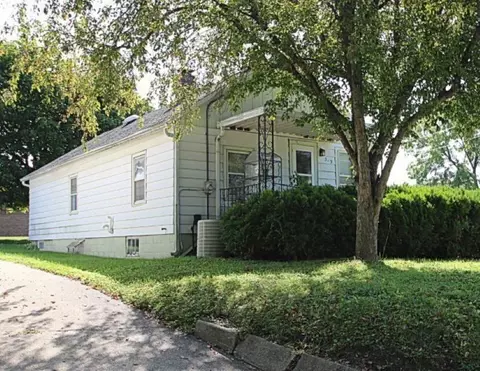 549 N Warren Ave, Freeport, IL 61032